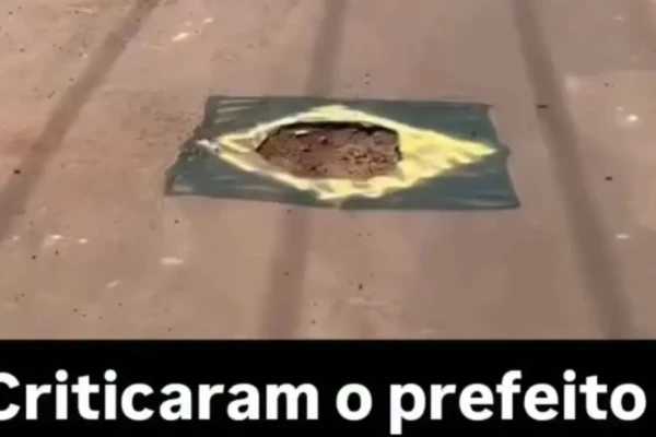 Em clima de Copa do Mundo, moradores pintam buracos nas ruas com cores do Brasil; vídeo “Só faltou escrever ordem e progresso”