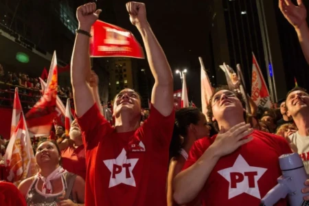 Imagem ilustrativa mostra manifestantes do PT