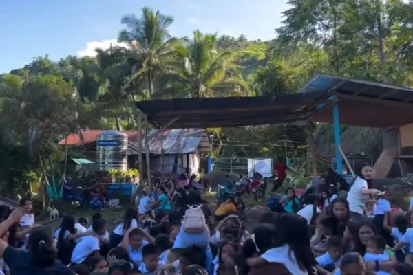 Sobe para 32 o número de mortos após terremoto nas Filipinas; assista aos vídeos Mais de 130 pessoas feridas casas e prédios terem desabado