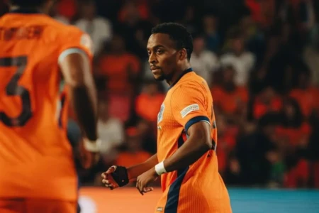 Holanda corta lateral Timber, do Arsenal (Foto: Instagram)