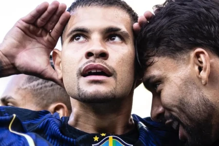 Bruno Guimarães abraçado com Lucas Paquetá (Foto: Instagram)