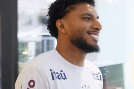 Éderson se apresenta à seleção e cumprimenta colegas; assista (Foto: Reprodução)