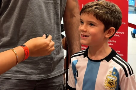 João Felipe e Pedro Torres dividem o amor pelo futebol, mas de lados opostos. Filho torce para argentina enquanto pai para o Brasil