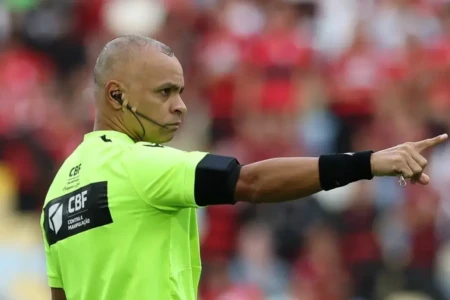 Wilton Pereira Sampaio durante jogo no Brasil