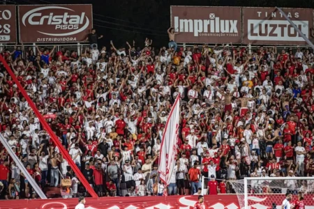 Torcida do Vila Nova durante jogo do Tigrão