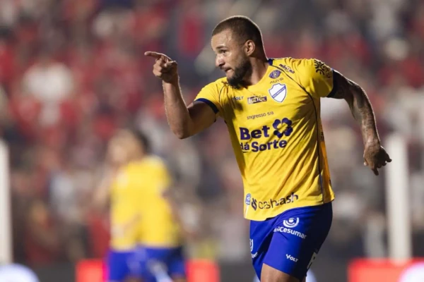 André Luís comemora gol do Vila Nova contra o Botafogo-SP