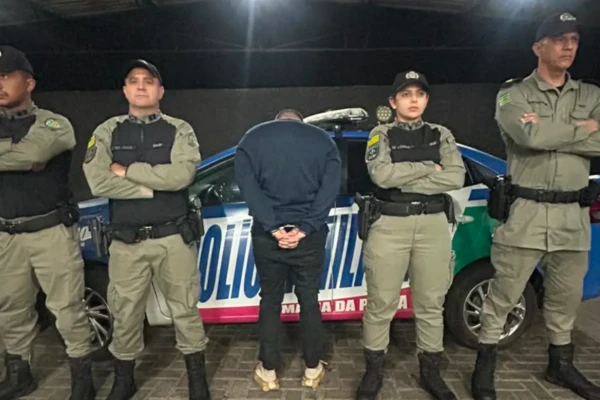 Lutador preso por bater na namorada em Goiânia (Foto: PM)