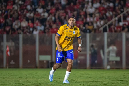 Willian Formiga durante jogo do Vila Nova