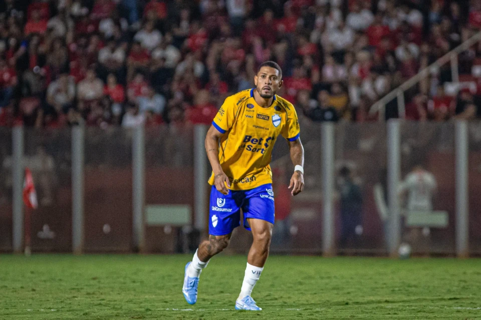 Willian Formiga durante jogo do Vila Nova