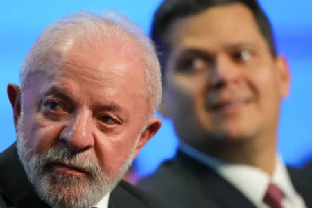 Escala 6x1: Alcolumbre adia definição e governo mantém pressão sobre PEC