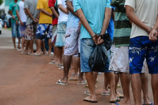 Redução da maioridade penal para 16 anos é aprovada em comissão e avança na Câmara Texto foi aprovado com 44 votos favoráveis e 18 contrários