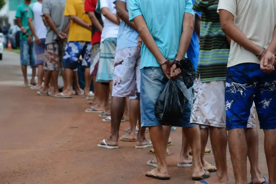 Redução da maioridade penal para 16 anos é aprovada em comissão e avança na Câmara Texto foi aprovado com 44 votos favoráveis e 18 contrários