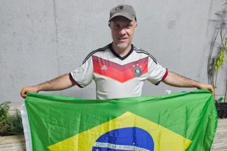 Christian Belt com a camisa da Alemanha e a bandeira do Brasil