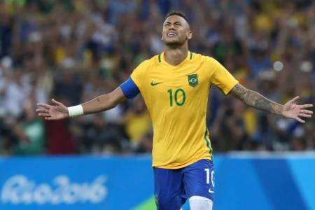 Teorias envolvem Baba Vanga e Vó Bahiana Abdução durante jogo do Brasil? Previsões de videntes viralizam com início da Copa; entenda