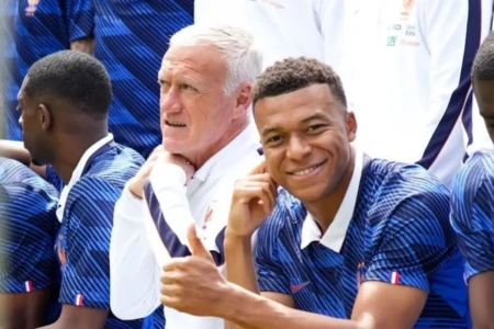 Didier Deschamps, técnico da França, ao lado de Mbappé (Foto: Instagram)