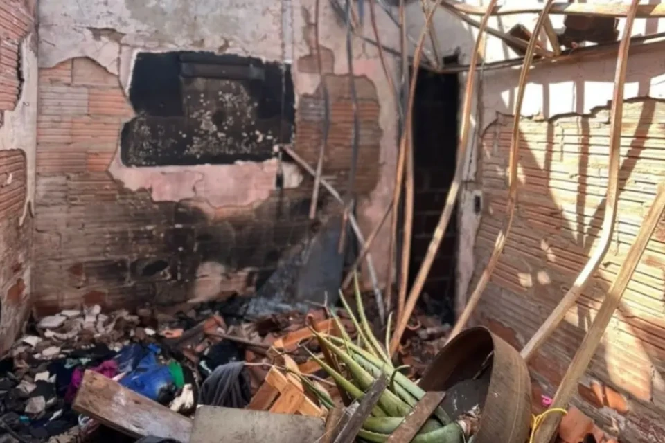 Casa ficou destruída após o incêndio - (Foto: reprodução/PC)
