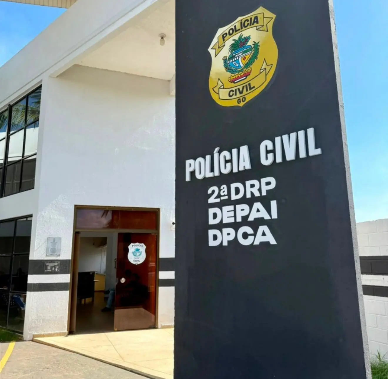 Polícia Civil prende mulher suspeita de manter adolescente em cárcere e abuso sexual em Goiás Polícia Civil prende mulher suspeita de manter adolescente em cárcere e abuso sexual em Goiás