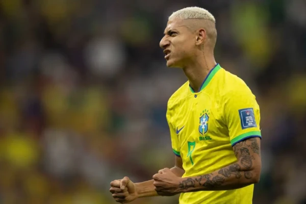 Richarlison viraliza ao ensinar mulheres e gays a chutarem bola; assista ao vídeo Gravação repercutiu e acumulou comentários na web