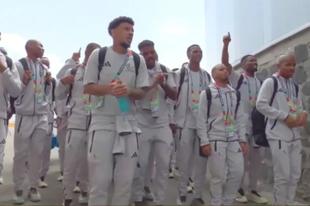 Com dança e música, África do Sul chega ao estádio para jogo contra México (Foto: Reprodução)