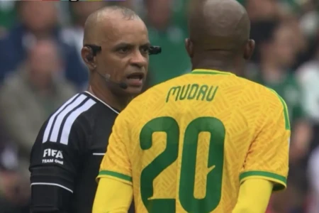Três expulsões: o que se fala na África do Sul sobre o árbitro goiano Wilton Sampaio (Foto: Reprodução)