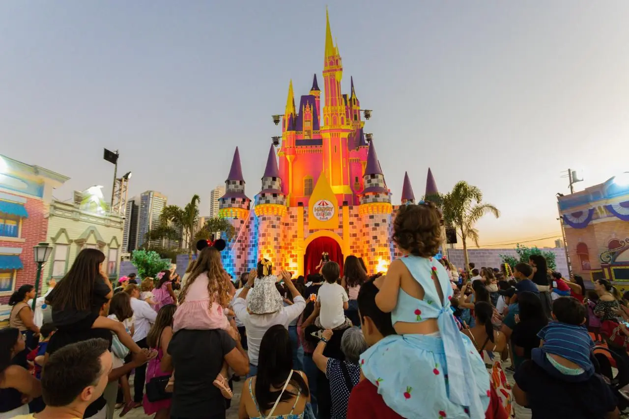 Férias de julho em Goiânia: Happy Land traz pista de gelo e personagens em sua sexta edição
