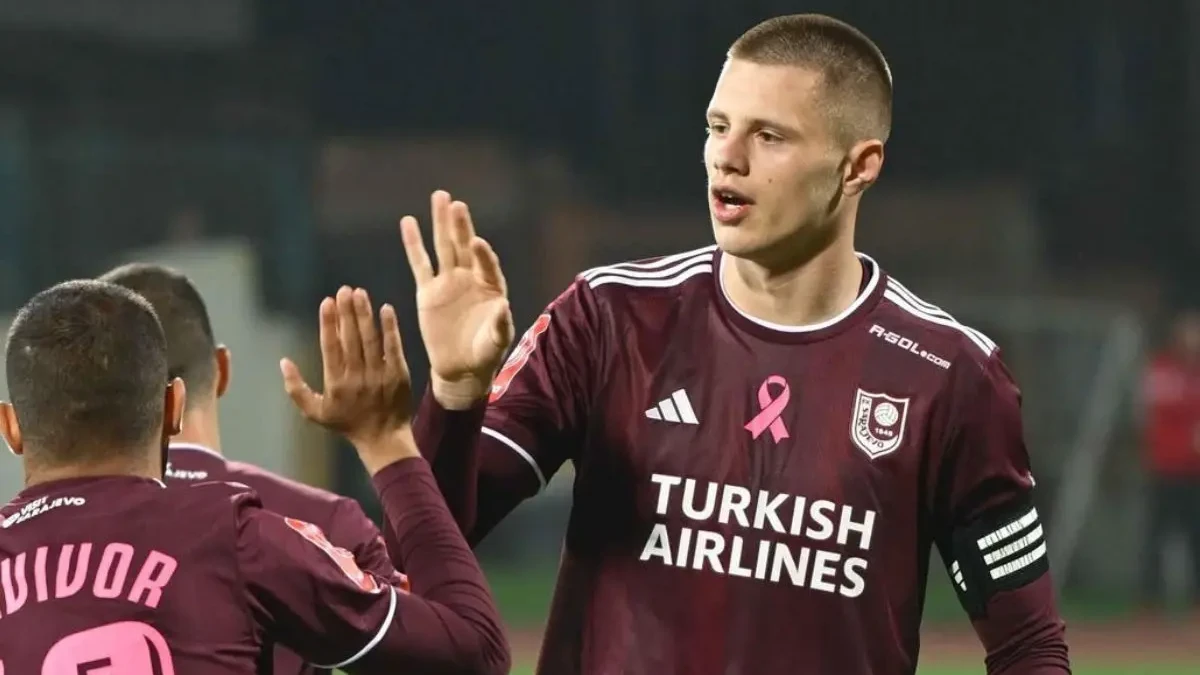 Bósnia corta meio-campista Nidal Celik, com lesão no menisco (Foto: Instagram)