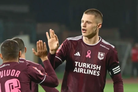 Bósnia corta meio-campista Nidal Celik, com lesão no menisco (Foto: Instagram)