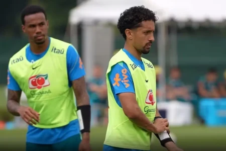 Marquinhos e Gabriel Magalhães com as munhequeiras