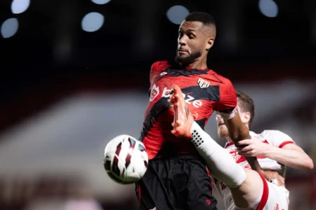Atlético-GO sobrevive após apagão e arranca empate em noite de seis gols