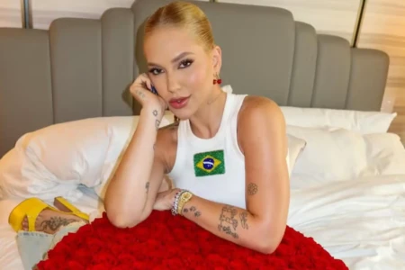 Virginia ganha buquê de rosas no Dia dos Namorados e Vini Jr. reage