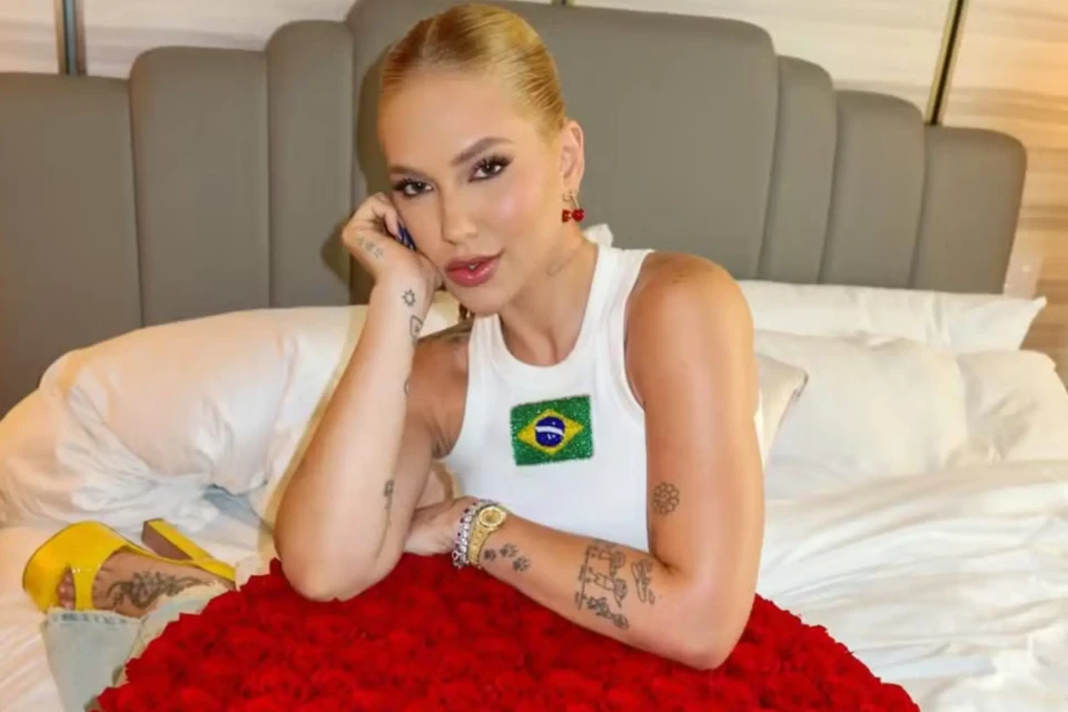 Virginia ganha buquê de rosas no Dia dos Namorados e Vini Jr. reage