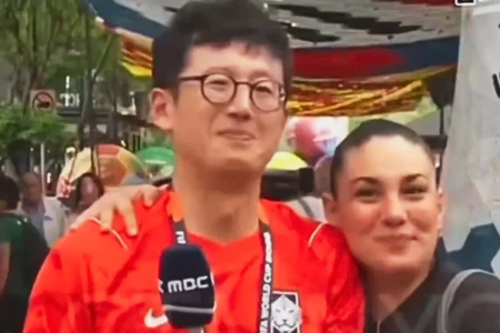 Jornalista da Coreia do Sul ganha beijo de mexicana ao vivo; vídeo (Foto: Reprodução)