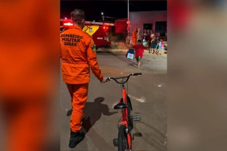 Imagem da crinaça recebendo a bicicleta
