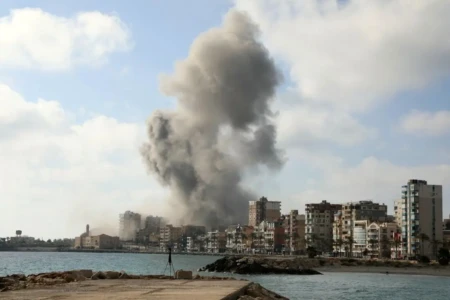 EUA e Paquistão querem acordo neste domingo (14), Irã mantém cautela e Israel ataca Beirute Data também marca aniversário de 80 anos de Trump