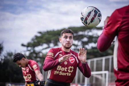João Vieira em treino no Vila Nova