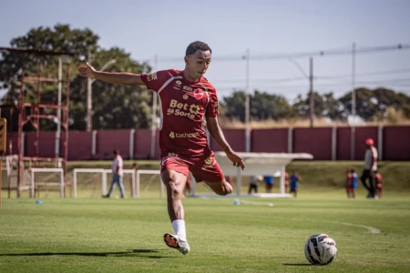 Dodô durante treino no Vila Nova