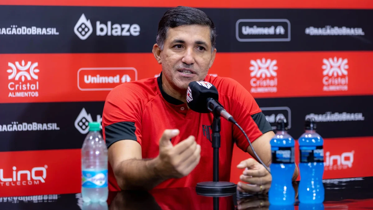 Eduardo Souza em coletiva no Atlético