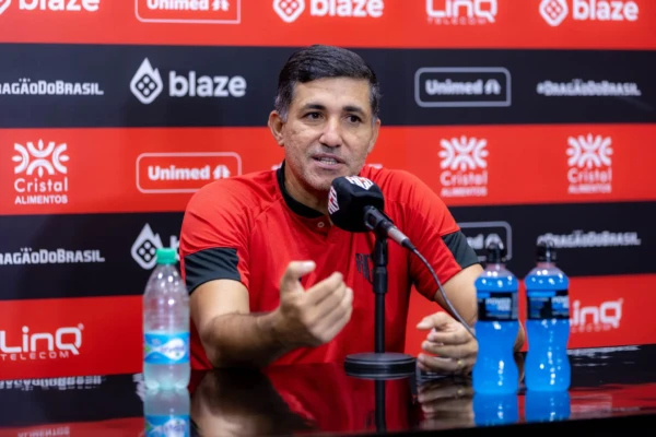Eduardo Souza em coletiva no Atlético