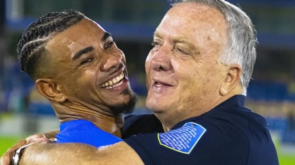 Juninho Bacuna abraça técnico de Curaçao, Dick Advocaat (Foto: Instagram)