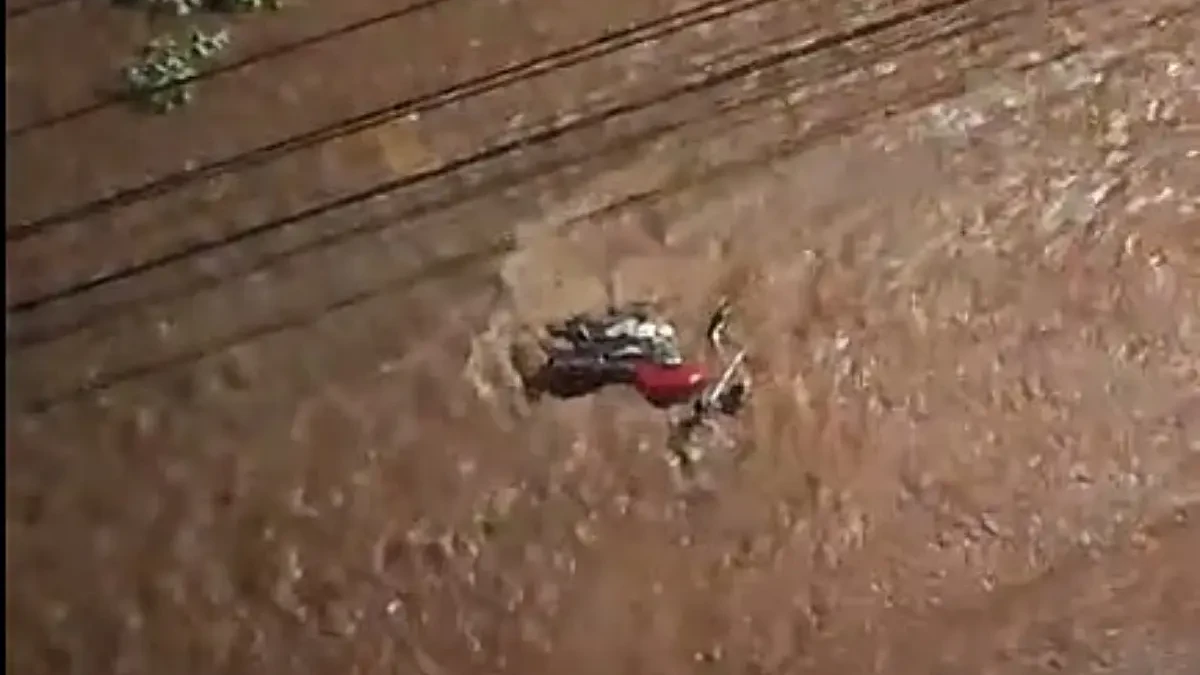 Imagem da moto sendo arrastada