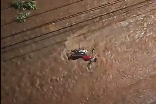 Imagem da moto sendo arrastada