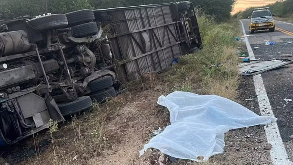 Acidente com ônibus de time de basquete deixa sete mortos no Ceará Mais de 30 pessoas ficam feridas no acidente