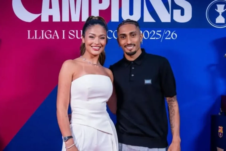 Esposa de Raphinha protesta após críticas ao marido: 'torcer contra é cafona' (Foto: Instagram)