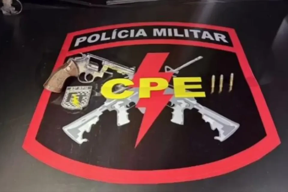 Arma apreendida pela CPE - (Foto: reprodução/PM)