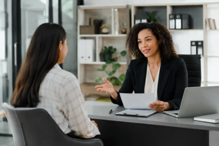 perguntas mais feitas para jovens em entrevistas de emprego como respondê-las Entrevistas de emprego: perguntas mais feitas e como responder