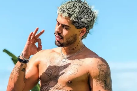 Zé Felipe é perguntado sobre sexualidade e responde: Sou gay por hobby; vídeo Cantor falou ainda sobre mudança para mansão em Goiânia