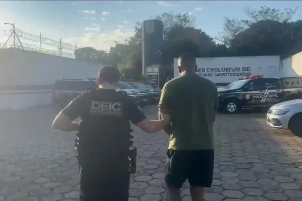 Suspeito sendo conduzido à delegacia - (Foto: reprodução/PC)