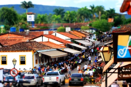 Esposa paga fiança de marido preso por agredir amante em Pirenópolis; veja como foi Agressão aconteceu em um bar da Rua do Lazer;
