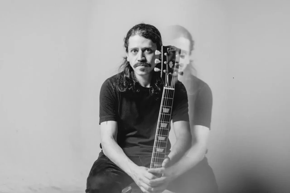 Brunno Veiga lança álbum “A Outra Face” e faz show em Goiânia Primeiro disco solo do músico goiano com oito faixas inéditas