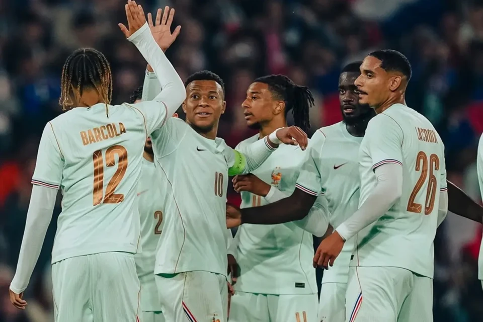 Jogadores da França comemoram gol em amistoso